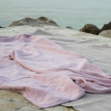 Lade das Bild in den Galerie-Viewer, Das Strandtuch UNDA ist für jede Badeaktivität geeignet und sieht auch schön aus. Das nachhaltige Strandtuch wird in Österreich hergestellt und ist 100% plastikfrei.
