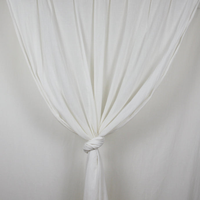 Leichte, weiße Baumwoll Vorhänge aus Kattun. Leicht und sonnig für jeden Raum geeignet.