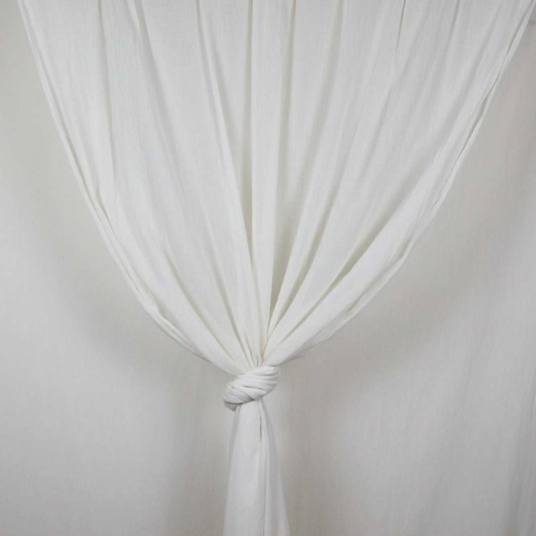 Leichte, weiße Baumwoll Vorhänge aus Kattun. Leicht und sonnig für jeden Raum geeignet.